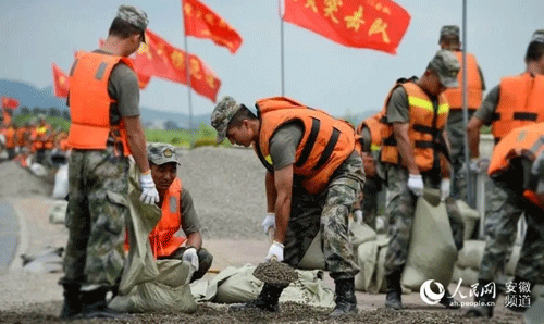 人民子弟兵在抗洪救灾 人民子弟兵在抗洪救灾
