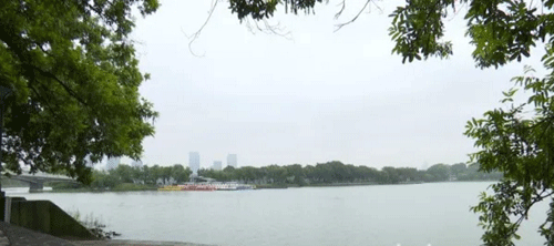 平稳如常的玄武湖水面和堤岸 平稳如常的玄武湖水面和堤岸