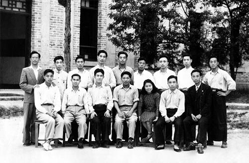 星旦在国立师范学院读三年级时参加学生自治会主办的员生供应社 星旦在国立师范学院读三年级时参加学生自治会主办的员生供应社