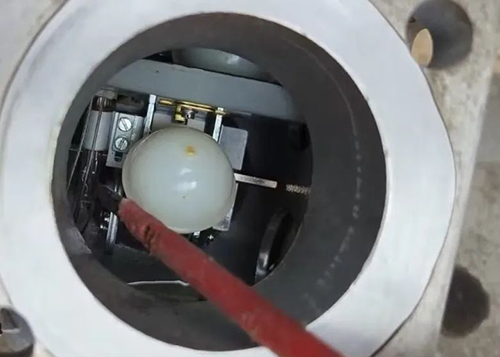 图中可见上层浮球的掠影、下层浮球、左侧的重瓦斯干簧节点及被浮球挡住的挡板