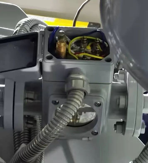 瓦斯继电器接线盒以及左侧的测试顶针