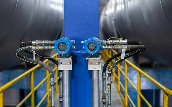 外贴式液位计主机安装